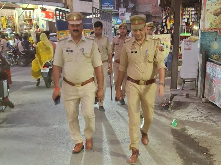 चौसाना बाजार में बृहस्पतिवार को चौकी प्रभारी का गश्त, संदिग्ध वाहनों की गहन चेकिंग