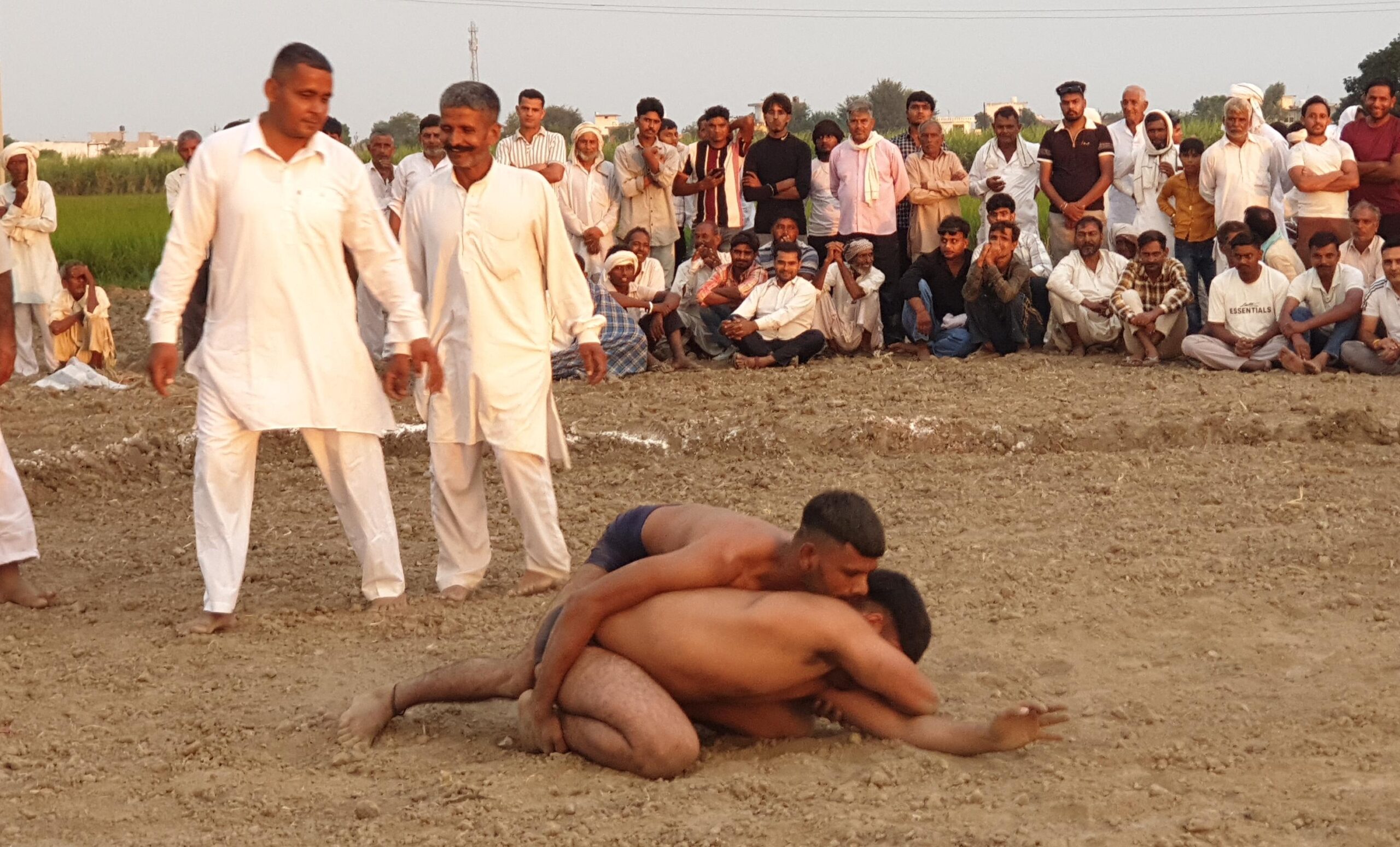 गढ़ी हसनपुर में दंगल का रोमांच, पहलवानों की जोर आजमाइश ने बांधा समां