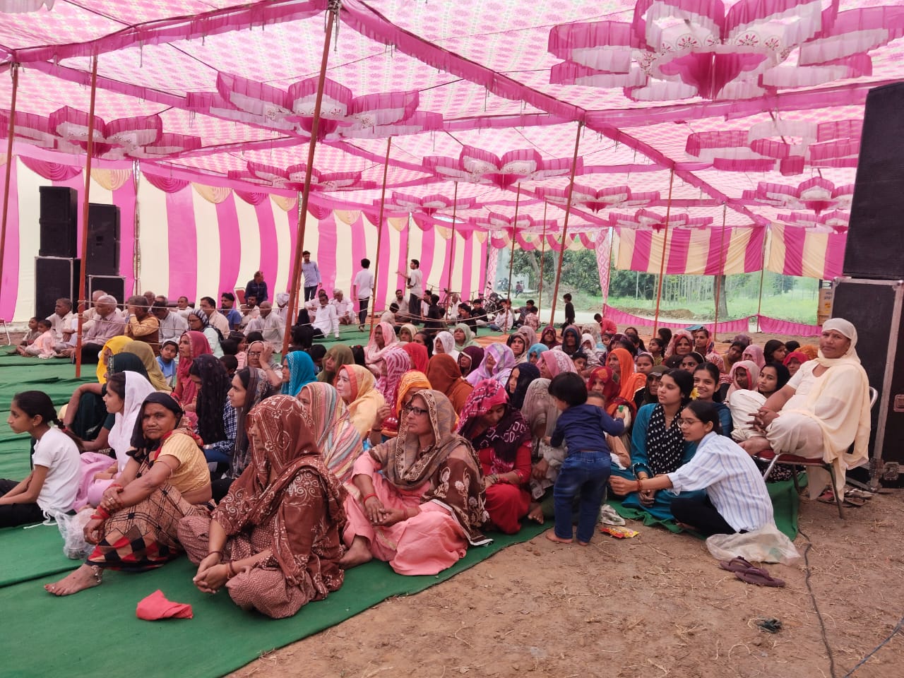 गांव हथछोया में चल रही श्रीमद् भागवत कथा