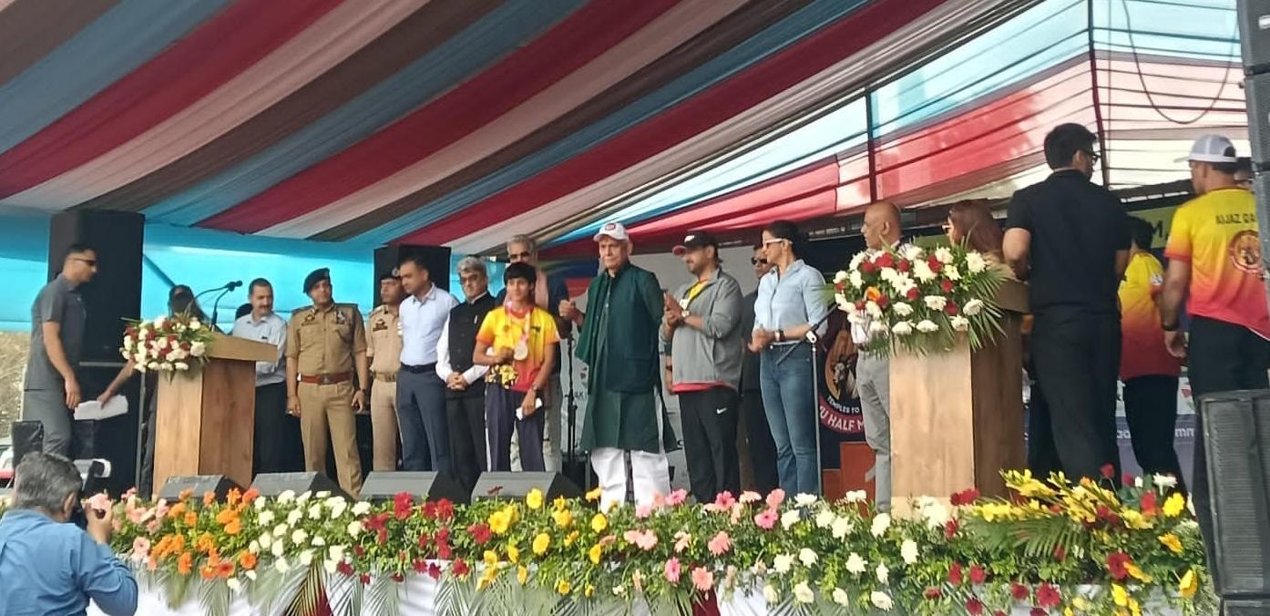 उप राज्यपाल व उप मुख्यमंत्री ने एक लाख का चेक देकर किया सम्मानित